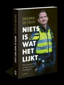 Zeventien jaar lang werkte Diederik de Geus bij de politie Noord-Holland. In dit boek word je meegenomen in zijn dagelijkse politiewerk, waarbij hij van noodmelding naar noodmelding gaat. Je kunt lezen over mooie momenten, maar ook over de bijzondere, spannende en heftige situaties. Diederik heeft PTSS ontwikkeld en is inmiddels volledig afgekeurd. Diederik kan zijn werk, waar hij zoveel van houdt, niet meer uitoefenen. Met dit boek wil hij mensen met een zwaar beroep een hart onder de riem steken. Wie het leest, zal voor altijd met meer bewondering kijken naar agenten en andere noodhulpverleners. Dank je wel, Diederik!